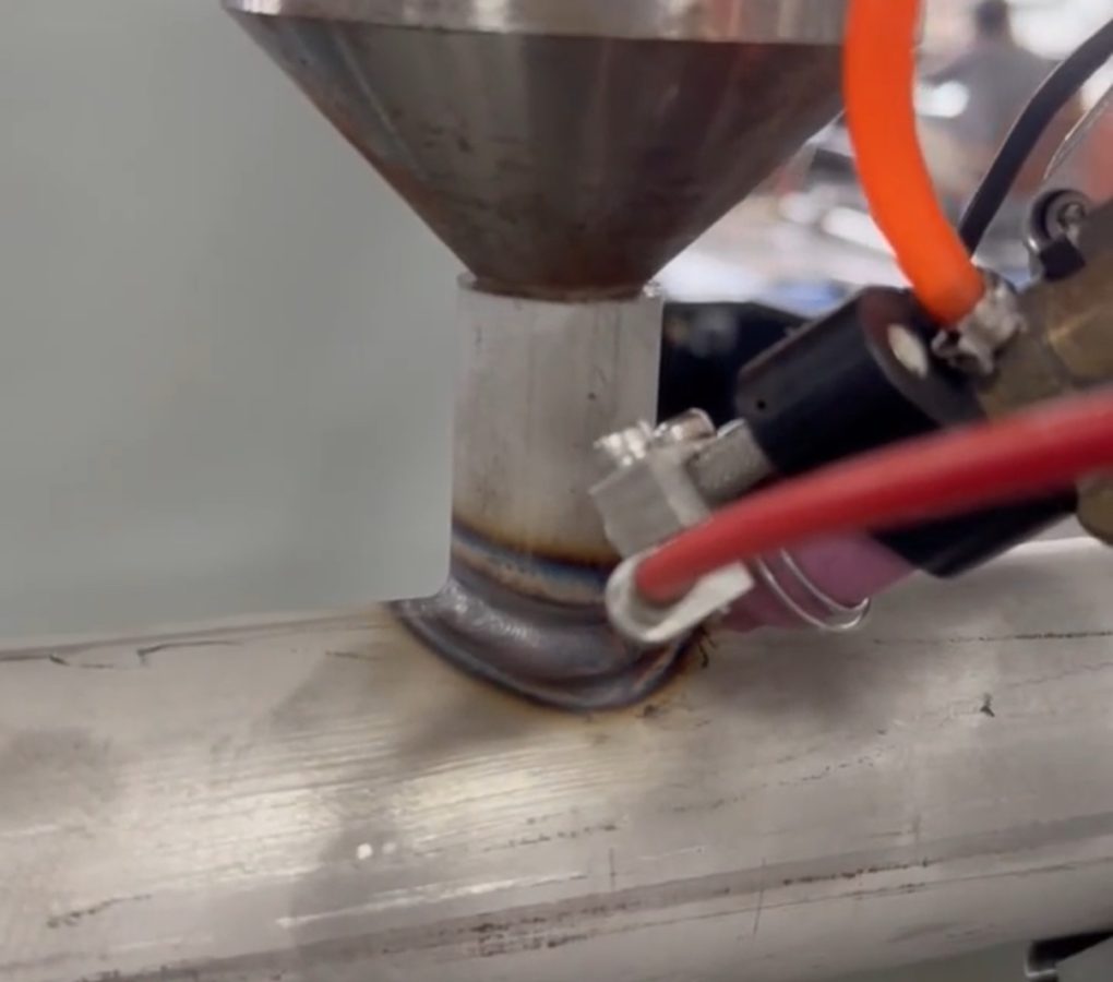Automatic intersecting-line TIG welding for a pipe nozzle connection